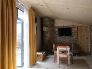 A television and/or entertainment centre at Hostal Casa Martinez