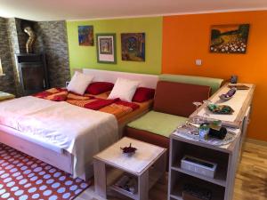1 dormitorio con 1 cama y 2 mesas. en Perfect Apartma, en Maribor