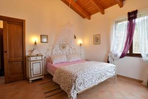 Säng eller sängar i ett rum på Il Laghello di Amina