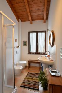 Et badeværelse på Il Laghello di Amina