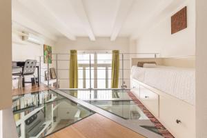 una camera con letto e pavimento in vetro di Alessia's Flat- Porta Romana M3 a Milano