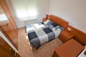 En eller flere senge i et værelse på Villaservice - Rovior Atico