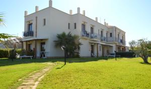 A garden outside Resort Santa Maria Hotel
