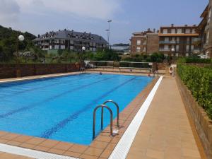 a large swimming pool on the side of a building at Apartamento en Isla Playa in Isla