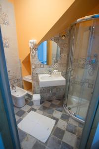 y baño con ducha, lavabo y espejo. en Coraje Room & Breakfast, en Sciacca