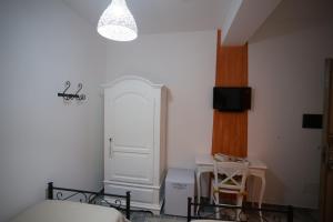 TV a/nebo společenská místnost v ubytování Coraje Room & Breakfast