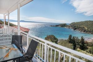 un balcone con vista sull'oceano di Demi Studios ad Ammouliani