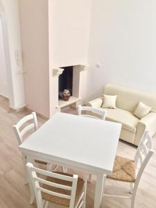 スペッキアにあるLa casa di Andreaのリビングルーム(白いテーブル、椅子、ソファ付)