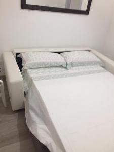 スペッキアにあるLa casa di Andreaの白い部屋の白いベッド1台
