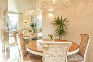 Ruang duduk di Deluxe Apt-Views to historic Maria Cristina Hotel +28 gambar