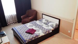 モスクワにあるщукинкаяの小さなベッドルーム(ベッド1台、椅子付)