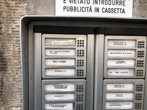 une cabine téléphonique publique devant un bâtiment dans l'établissement Miky Home, à La Spezia