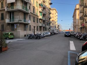une rue de la ville avec des motos et des bâtiments en stationnement dans l'établissement Miky Home, à La Spezia