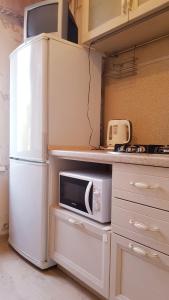 モスクワにあるщукинкаяのキッチン(白い冷蔵庫、電子レンジ付)