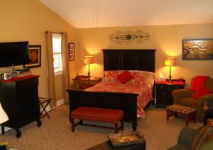 - une chambre avec un lit doté d'un couvre-lit rouge dans l'établissement Piney Hill B & B and Cottages, à Luray