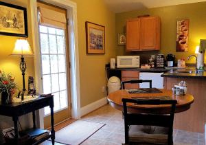 Piney Hill B & B and Cottages في لوراي: مطبخ مع طاولة وغرفة طعام
