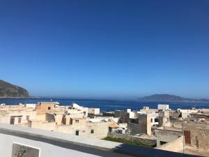 un grupo de edificios con el océano en el fondo en Favignana Holidays 4, en Favignana