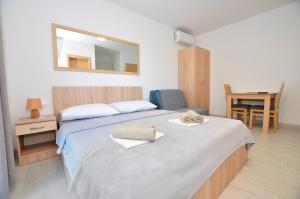 Un pat sau paturi într-o cameră la Apartments Valentino