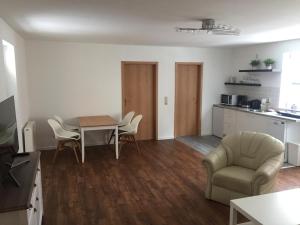 un salon avec une table et des chaises et une cuisine dans l'établissement Seepferdchen, à Stralsund