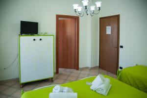 a room with two beds and a tv on a refrigerator at AreA DomuS in Pompei