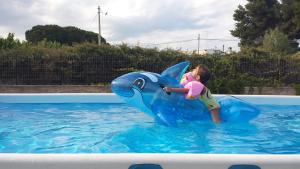 フォンターネ・ビアンケにあるAppartamento in villa Dani e Rebyの青イルカと遊ぶ女の子