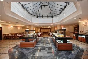 a hotel lobby with aasteryasteryasteryasteryasteryasteryasteryasteryasteryasteryastery at Grand Halic Goldenhorn in Istanbul