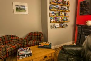 a living room with two chairs and a coffee table at The Pipers Rest in Doolin