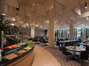 un ristorante con tavoli e sedie e cibo in esposizione di Dan Jerusalem Hotel a Gerusalemme