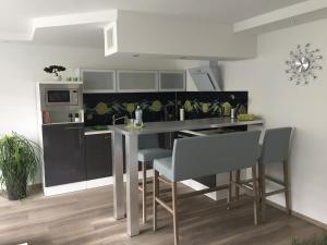 uma cozinha com mesa e cadeiras num quarto em Apartment Ferienwohnung em Sulzbach