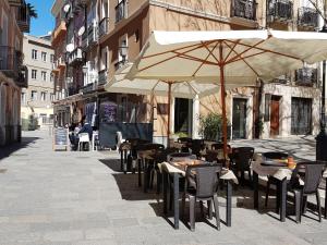 Un restaurant sau alt loc unde se poate mânca la Frank House