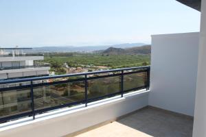 Playa de GandiaにあるApartamento El Eden Playa de Gandíaの山々の景色を望むバルコニー