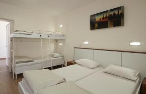 Gid‘ona的住宿－HI - Maayan Harod Hostel，带两张双层床的客房中的两张床