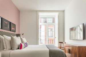 - une chambre blanche avec un lit et une fenêtre dans l'établissement The Lumiares Hotel & Spa - Small Luxury Hotels Of The World, à Lisbonne