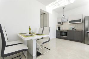 Kuchyň nebo kuchyňský kout v ubytování Apartment Srima