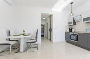 Kuchyň nebo kuchyňský kout v ubytování Apartment Srima