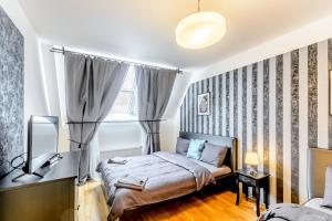 1 dormitorio con cama y ventana en Riverside SPIRIT, en Praga