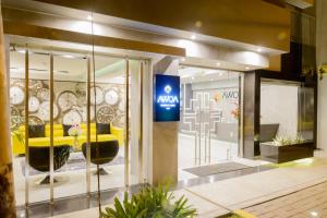 Awqa Concept Hotel في تروخيو: لوبي واثاث اصفر في مبنى