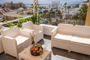 a balcony with chairs and a basket of fruit on a table at Fantastic Apartment Marilyn Orlando 85 in Adeje