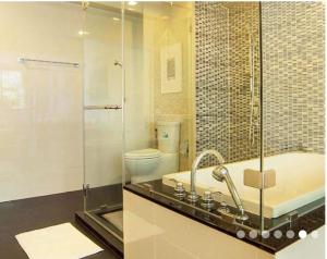 Ванна кімната в The Crest Santora Luxury
