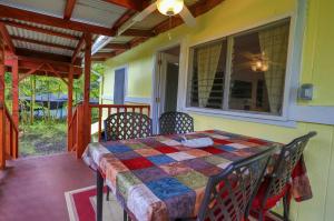 Balkón nebo terasa v ubytování Tropical Anuenue Cottage + 14 fotografií