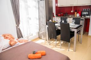 Kuchyň nebo kuchyňský kout v ubytování Fantastic Apartment Marilyn Orlando 85
