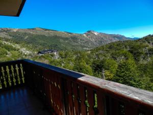 uma varanda com vista para as montanhas em Departamentos Amoblados Don Matias en Termas de Chillan em Nevados de Chillan