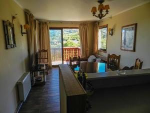 ein Wohnzimmer mit einem Tisch und einem Sofa in der Unterkunft Departamentos Amoblados Don Matias en Termas de Chillan in Nevados de Chillan