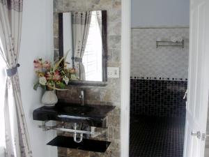 y baño con lavabo y espejo. en Cosy House Homestay, en Hoi An