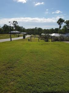 un parque con césped y una carretera en Adwaga Lodge, en Tamborine