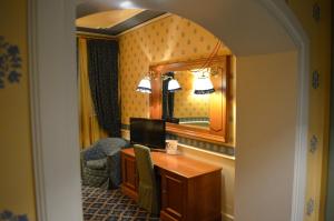 TV a/nebo společenská místnost v ubytování Grand Hotel Nizza Et Suisse