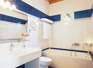 a bathroom with a sink and a tub and a toilet at Zephyros in Paraga