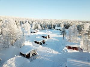 una vista aerea di un campo ricoperto di neve di Palojärven Lomakeskus a Sonka