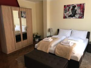 Postel nebo postele na pokoji v ubytování Five Apartments + 37 fotografií