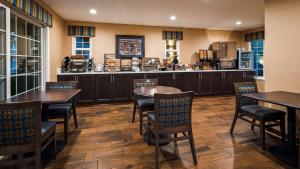 a restaurant with tables and chairs and a counter at Best Western University Lodge in Davis